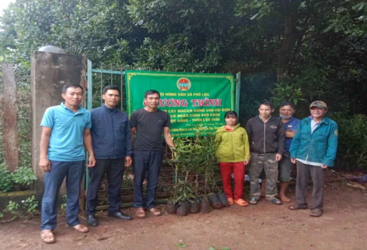 Hội nông dân xã Phú Lộc hỗ trợ cây giống cho hội viên Nghèo nhân dịp kỷ niệm 93 năm ngày thành lập Hội nông dân Việt Nam ( 14/10/1930- 14/10/2023)